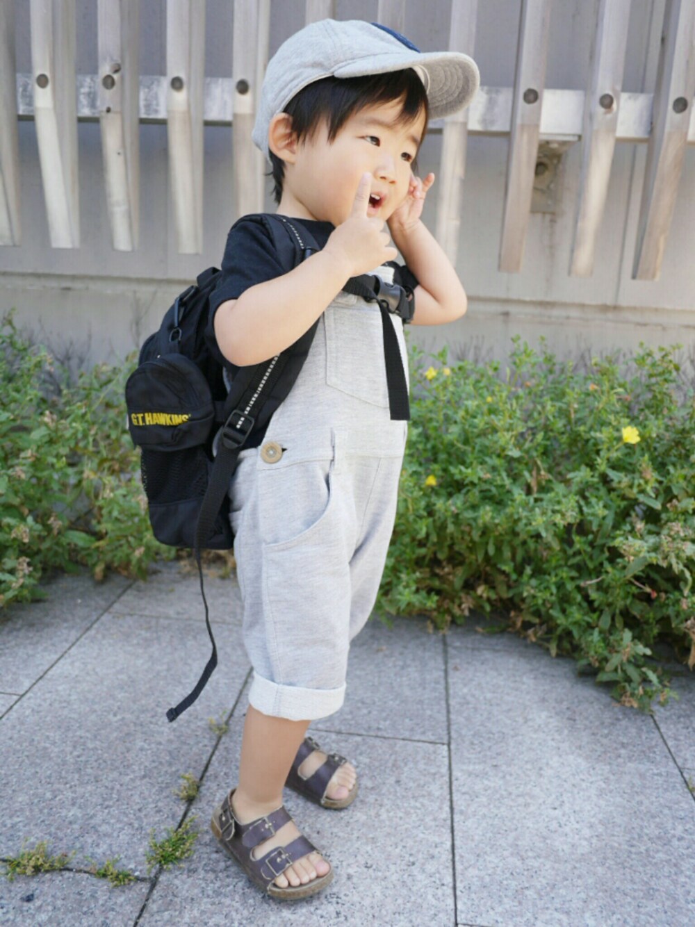 「夏、シンプルコーデ、カジュアルコーデ、Tシャツ、kids、男の子コーデ、2歳、babygap、ドラフトギャップ、サロペット」｜「babyGAPのアイテム（キャップ、グレー系）」を使った、*そうまりこ*さん（キッズ・90cm）の夏コーディネートの1枚目の写真