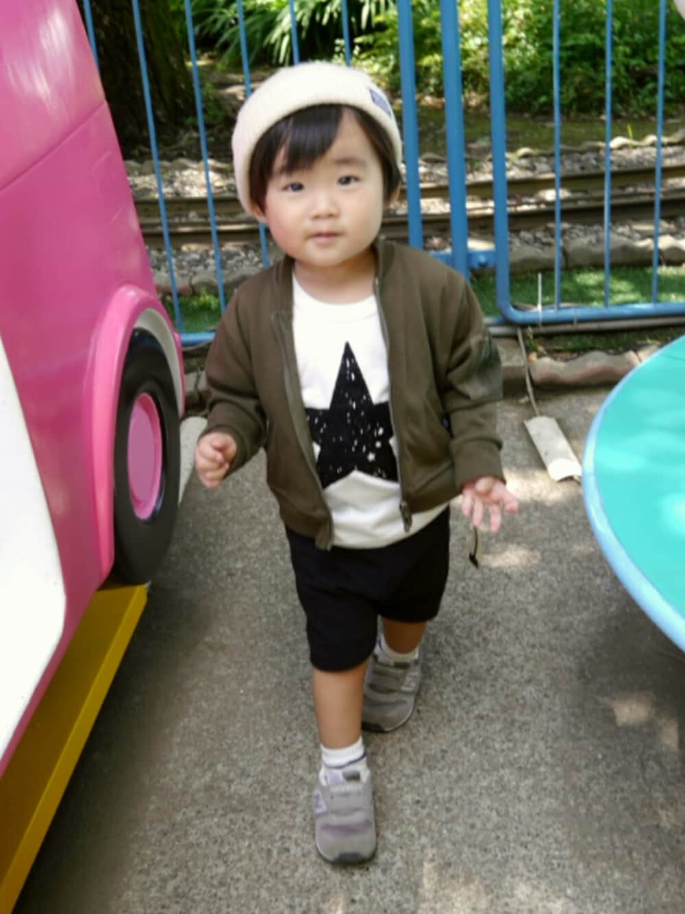 ベージュ系のその他パンツ、グリーン系のMA-1、ホワイト系のTシャツ/カットソーを着用したキッズの夏コーディネートの1枚目の写真