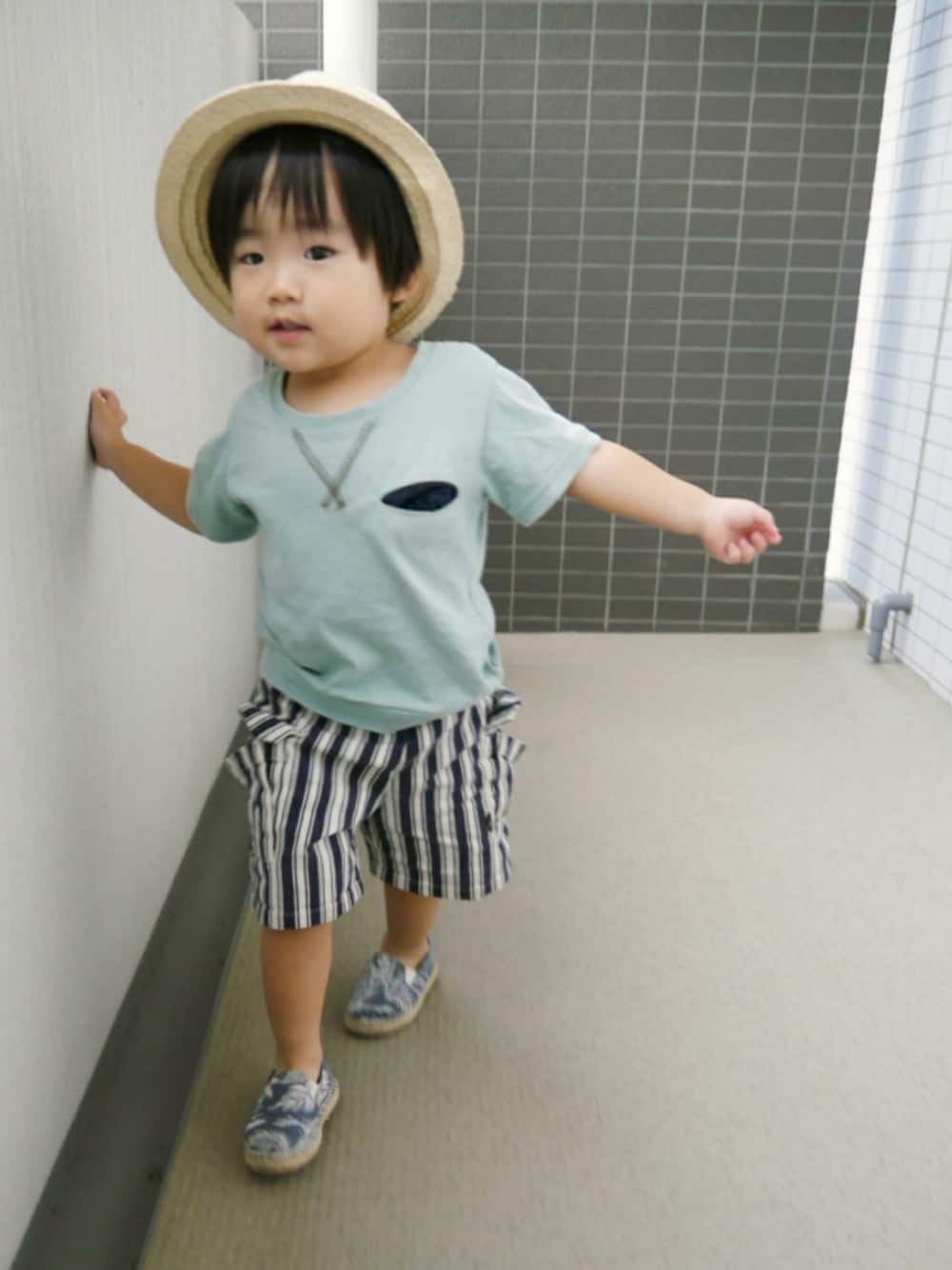 「グリーンフェス❹、キッズファッション、夏コーデ、シンプル、2歳、男の子、ハーフパンツ、ストライプパンツ、エスパドリーユ、麦わら帽子」｜「babyGAPのアイテム（ハット、ベージュ系）」を使った、*そうまりこ*さん（キッズ・90cm）の夏コーディネートの1枚目の写真