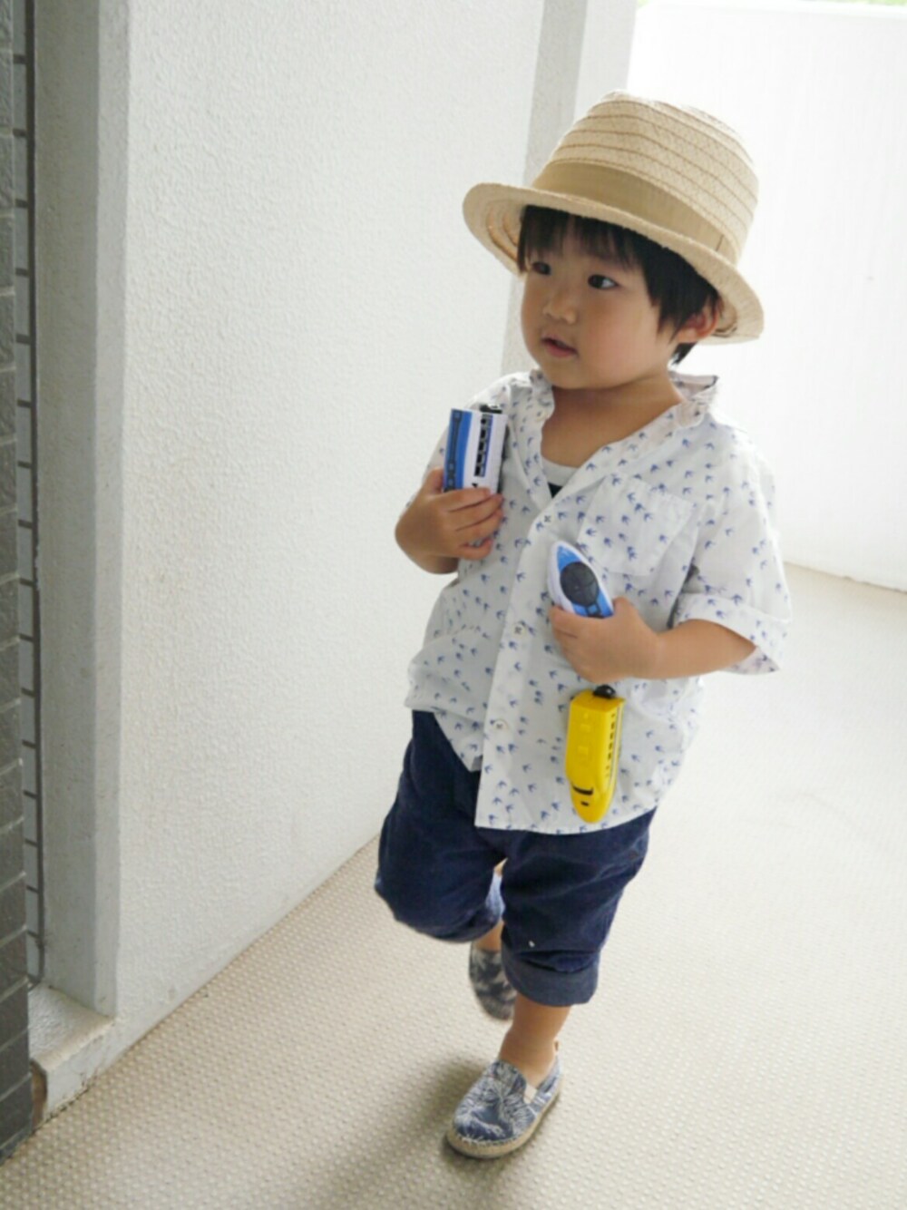 「夏コーデ、休日スタイル、シンプルコーデ、kids、おとこのこ、麦わら帽子、babygap、エスパドリーユ、シャツ、ロールアップ」｜「babyGAPのアイテム（ハット、ベージュ系）」を使った、*そうまりこ*さん（キッズ・90cm）の夏コーディネートの1枚目の写真