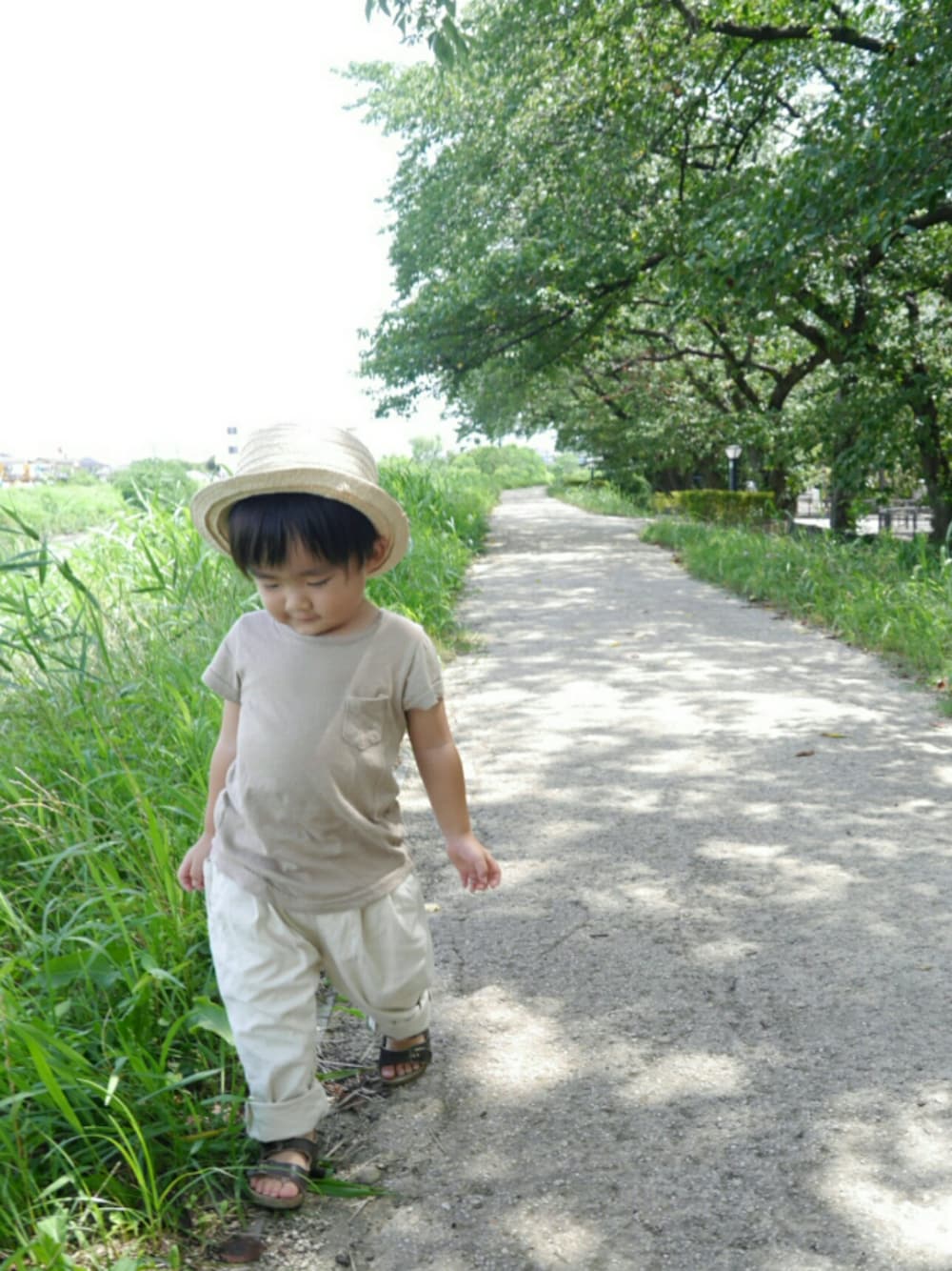 ブラウン系のTシャツ/カットソー、ホワイト系のその他パンツ、ブラウン系のサンダルを着用したキッズの夏コーディネートの1枚目の写真