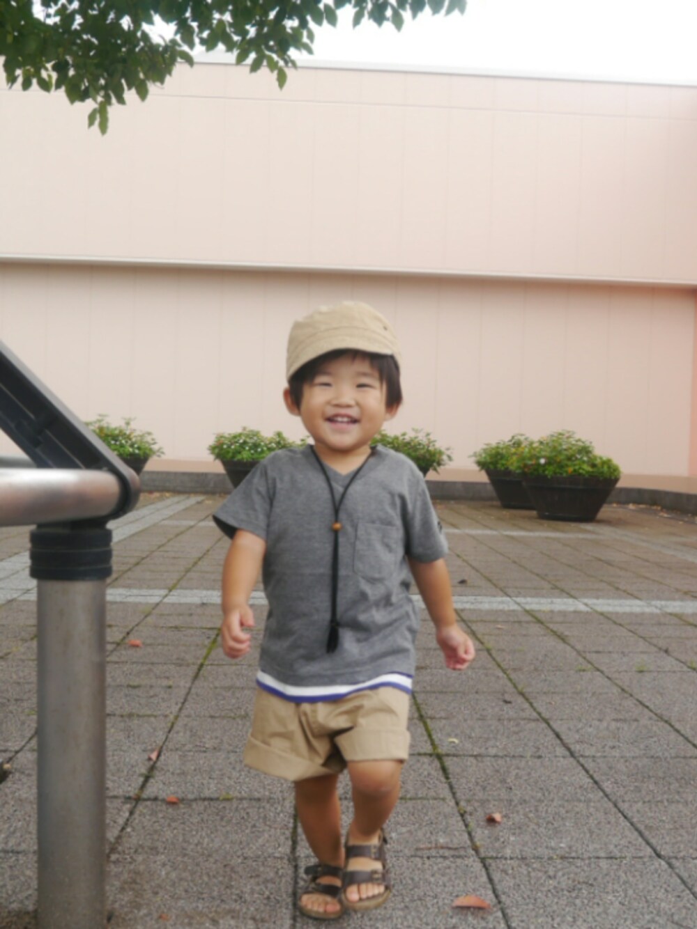 グレー系のTシャツ/カットソー、ブルー系のタンクトップ、ベージュ系のその他パンツを着用したキッズの夏コーディネートの1枚目の写真