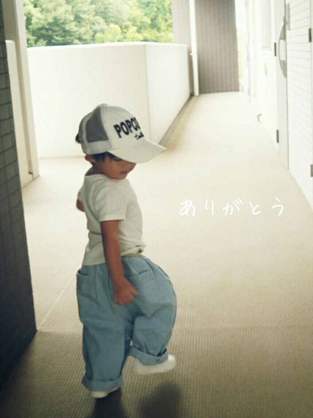 ホワイト系のTシャツ/カットソー、ブルー系のデニムパンツ、ホワイト系のスリッポンを着用したキッズの秋コーディネートの1枚目の写真