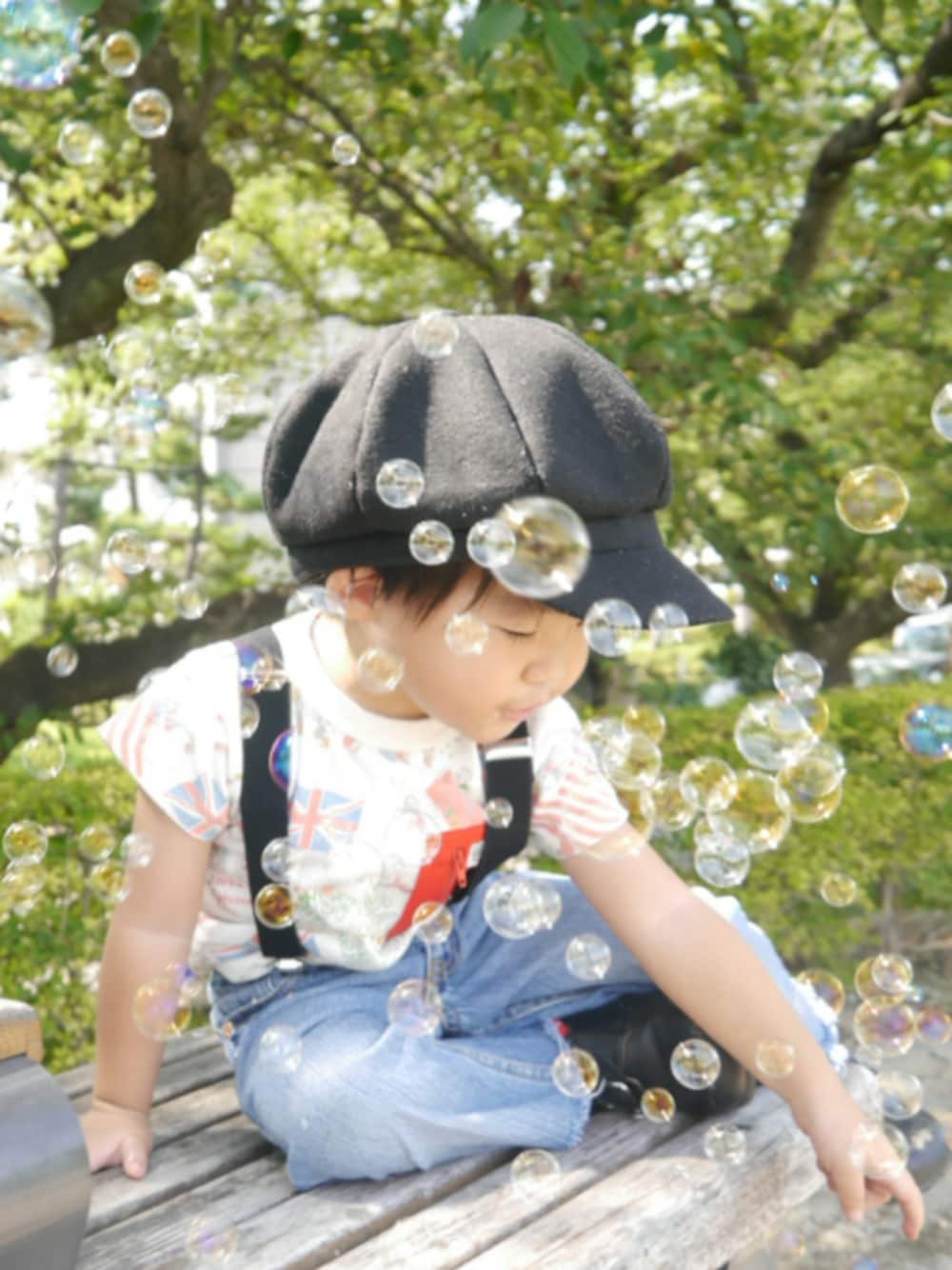 「ラブアンドピース2017、柄Tシャツ、サスペンダー、キャスケット、めがね、カットオフデニム、ワイドパンツ、ドレスシューズ、赤靴下、男の子コーデ」｜「MilkyWayのアイテム（キャスケット、ブラック系）」を使った、*そうまりこ*さん（キッズ・90cm）の秋コーディネートの1枚目の写真