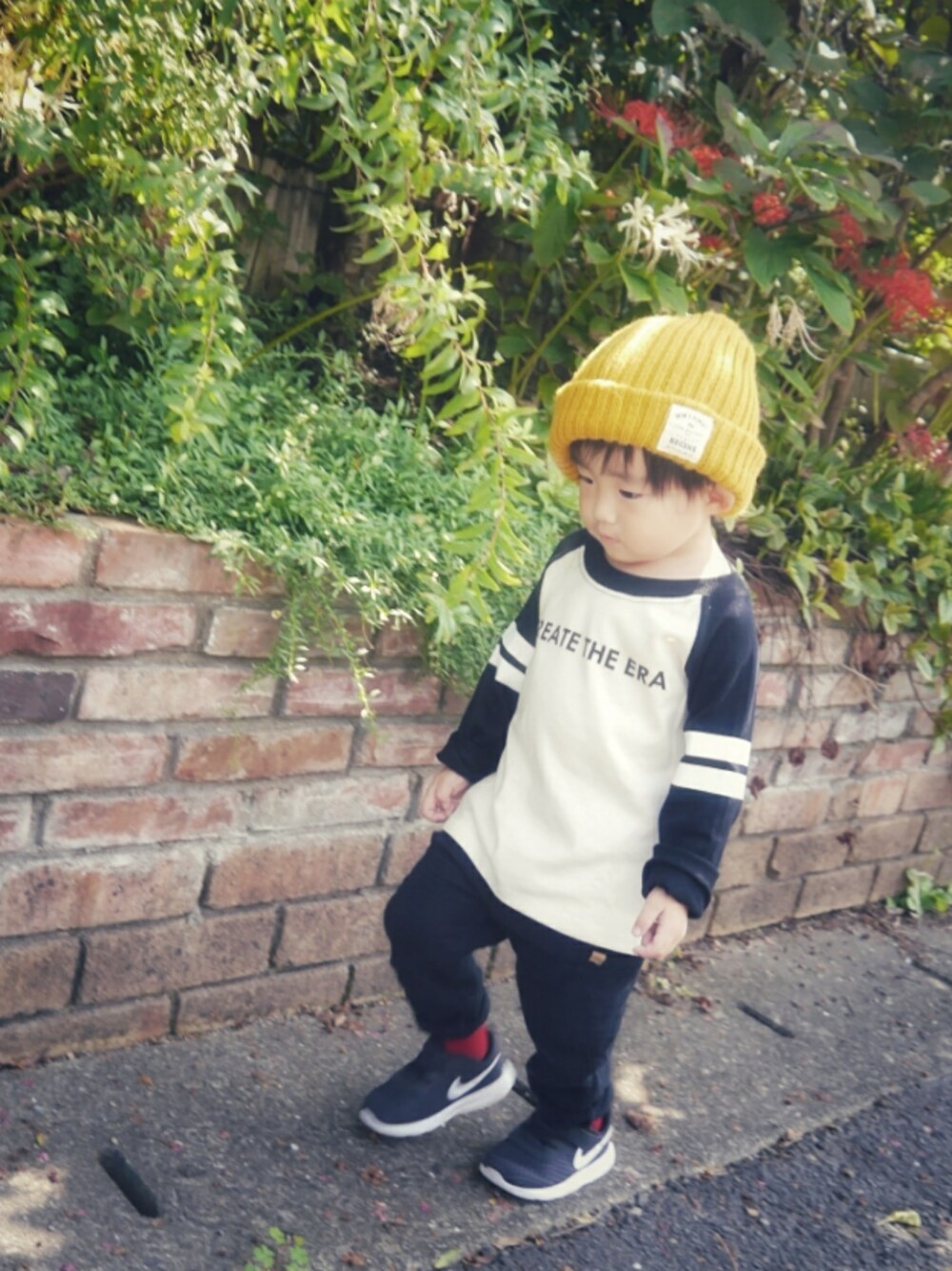 「birthday、ラグラン、ラグランTシャツ、モノトーン、赤差し色、マスタード、ニット帽、秋コーデ、黒スニーカー、ロールアップ」｜「3coinsのアイテム（ニットキャップ/ビーニー、イエロー系）」を使った、*そうまりこ*さん（キッズ・90cm）の秋コーディネートの1枚目の写真