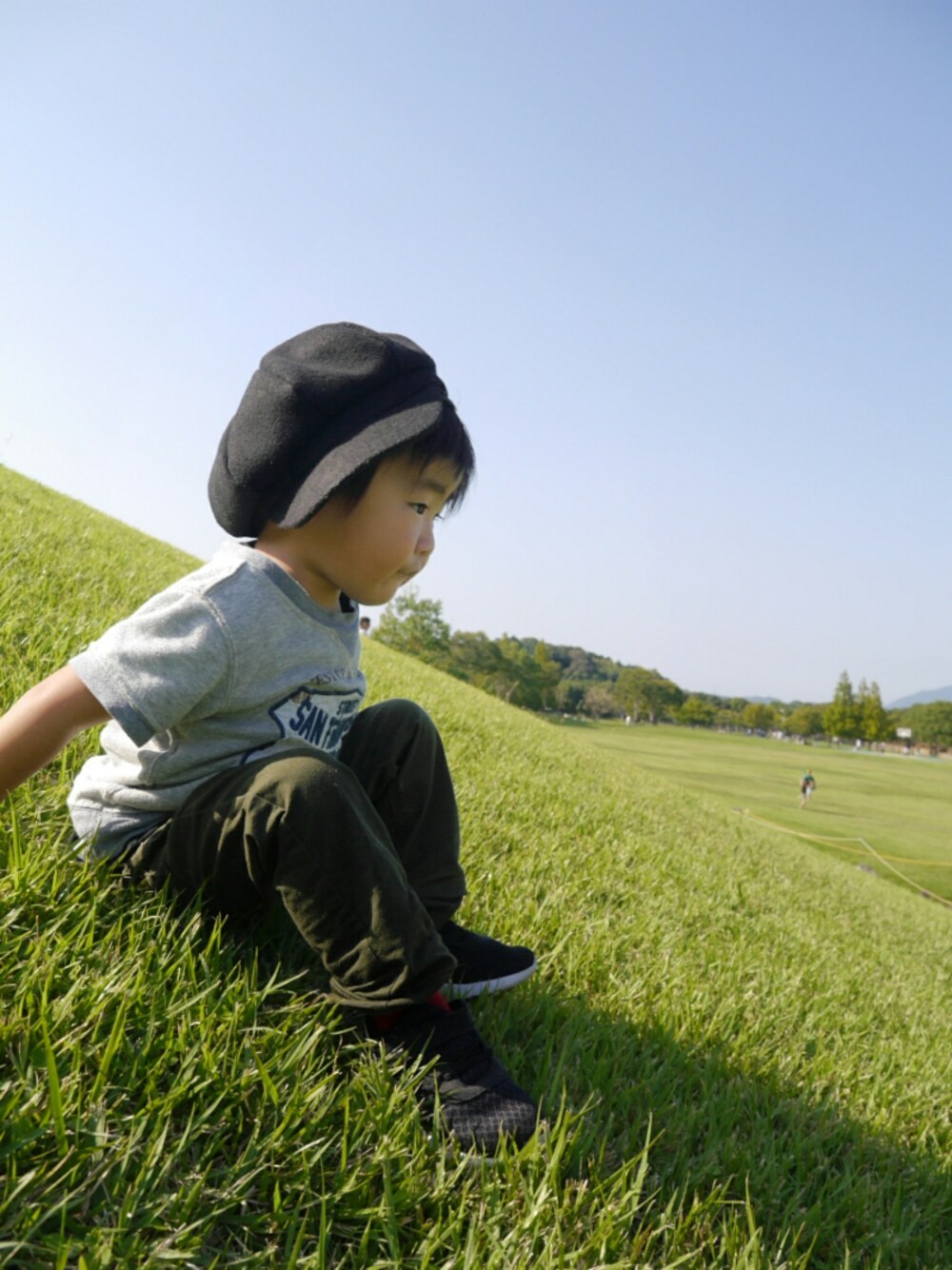 「公園、半袖スウェット、KRIFF MAYER、カーキパンツ、Right-on、スニーカー、NIKE、キャスケット、2歳5ヶ月、スウェット」｜「milkywayのアイテム（キャスケット、ブラック系）」を使った、*そうまりこ*さん（キッズ・90cm）の秋コーディネートの1枚目の写真