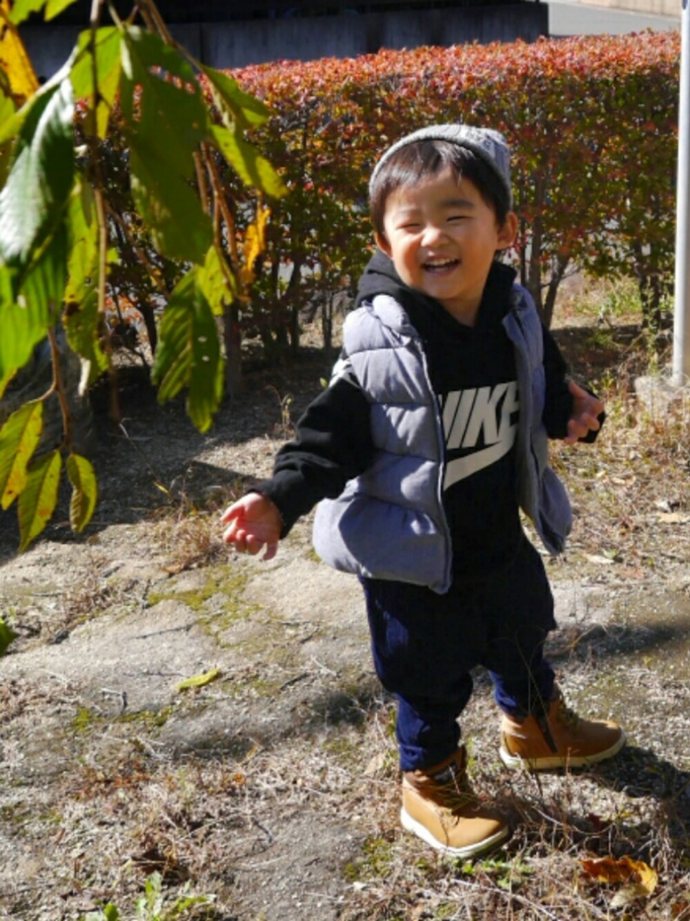 「公園コーデ、ダウンベスト、デニムパンツ、タックパンツ、韓国子供服、ロゴパーカー、ショートブーツ、ニット帽、GAP、BREEZE」｜「しまむらのアイテム（ニットキャップ/ビーニー、グレー系）」を使った、*そうまりこ*さん（キッズ・90cm）の秋コーディネートの1枚目の写真