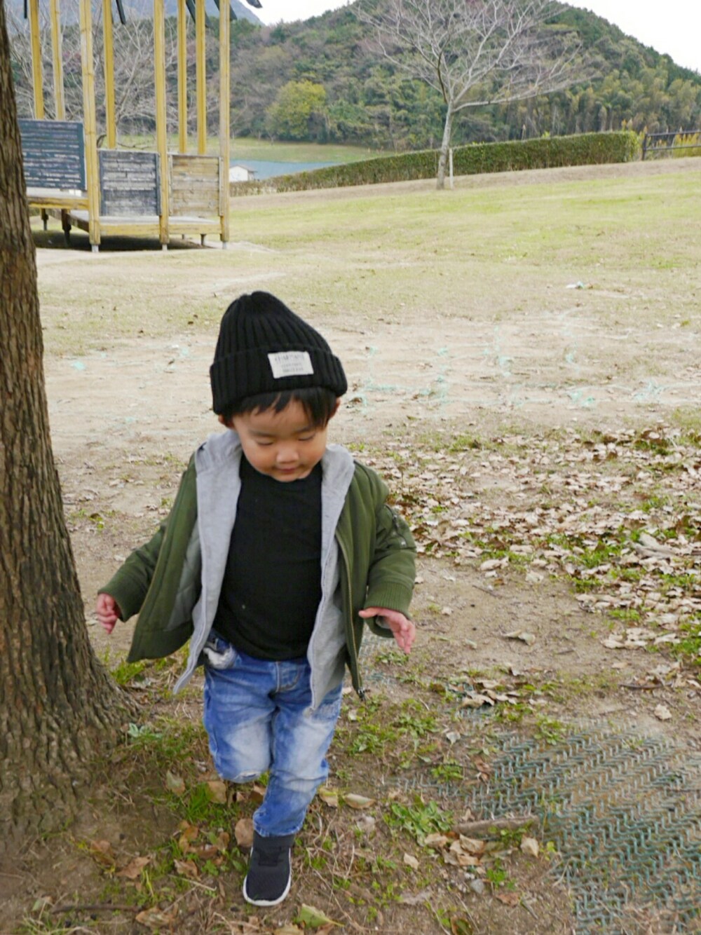「MA-1、グレーパーカー、グレーパーカー×アウター、ダメージデニムパンツ、ナイキ、ニット帽、重ね着、公園スタイル、ワッフルクルーネックＴ、西松屋」｜「西松屋のアイテム（ニットキャップ/ビーニー、ブラック系）」を使った、*そうまりこ*さん（キッズ・90cm）の秋コーディネートの1枚目の写真
