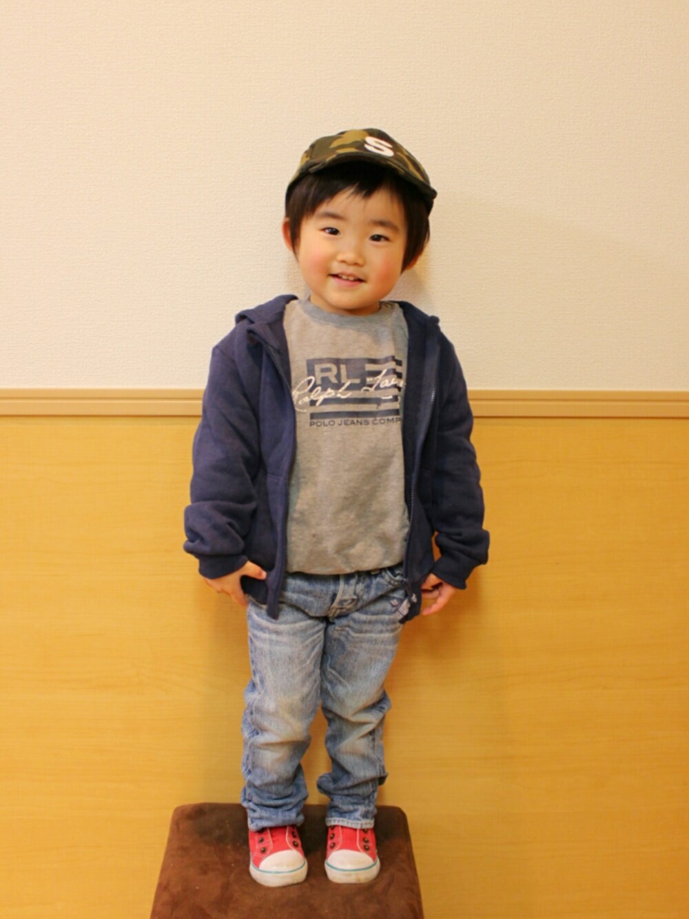 「キッズファッション、パーカー、スウェット、カモフラキャップ、カモフラ、デニムパンツ、赤スニーカー、男の子コーデ、gotoHollywood、Polo Ralph Lauren」｜「しまむらのアイテム（キャップ、グリーン系）」を使った、*そうまりこ*さん（キッズ・90cm）の春コーディネートの1枚目の写真