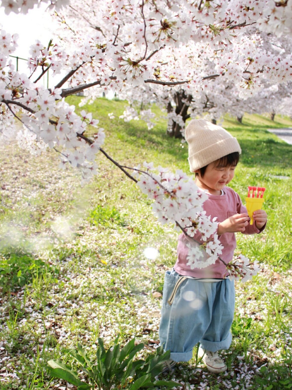 ホワイト系のタンクトップ、ピンク系のTシャツ/カットソー、ブルー系のデニムパンツを着用したキッズの春コーディネートの1枚目の写真
