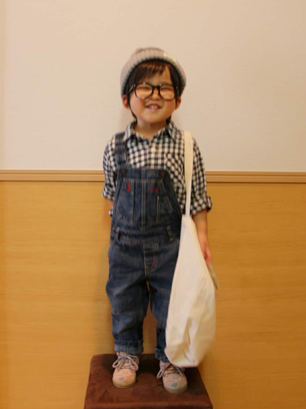「勝手に一人桜祭り2018、ここたんお誕生日おめでとう♡、ギンガムチェック、ギンガムチェックシャツ、サロペット、オーバーオール、ピンク、ピンク男子、スニーカー、春コーデ」｜「西松屋のアイテム（ニットキャップ/ビーニー、グレー系）」を使った、*そうまりこ*さん（キッズ・90cm）の春コーディネートの1枚目の写真