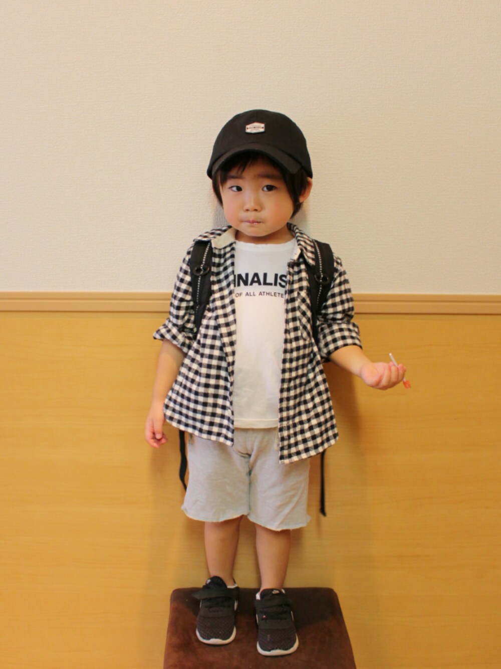 ホワイト系のシャツ/ブラウス、ホワイト系のTシャツ/カットソー、ブラック系のバックパック/リュックを着用したキッズの春コーディネートの1枚目の写真