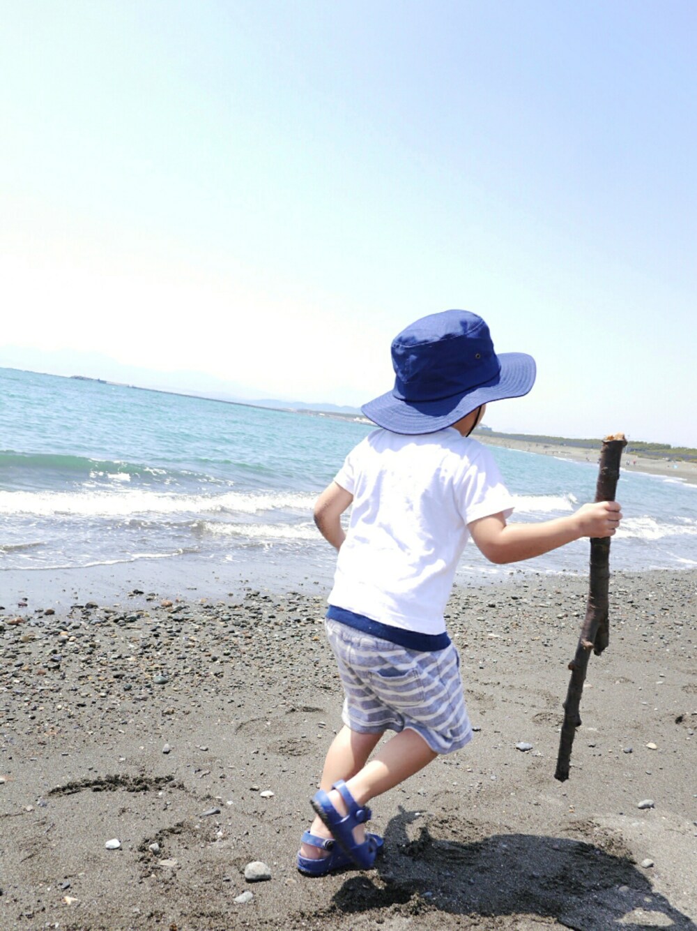 「海、海コーデ、BBQ、バケットハット、ネイビー×ホワイト、ボーダーパンツ、ハーフパンツ、ビルケンシュトック、ウエストポーチ、夏コーデ」｜「DAISOのアイテム（ハット、ブルー系）」を使った、*そうまりこ*さん（キッズ・90cm）の春コーディネートの1枚目の写真