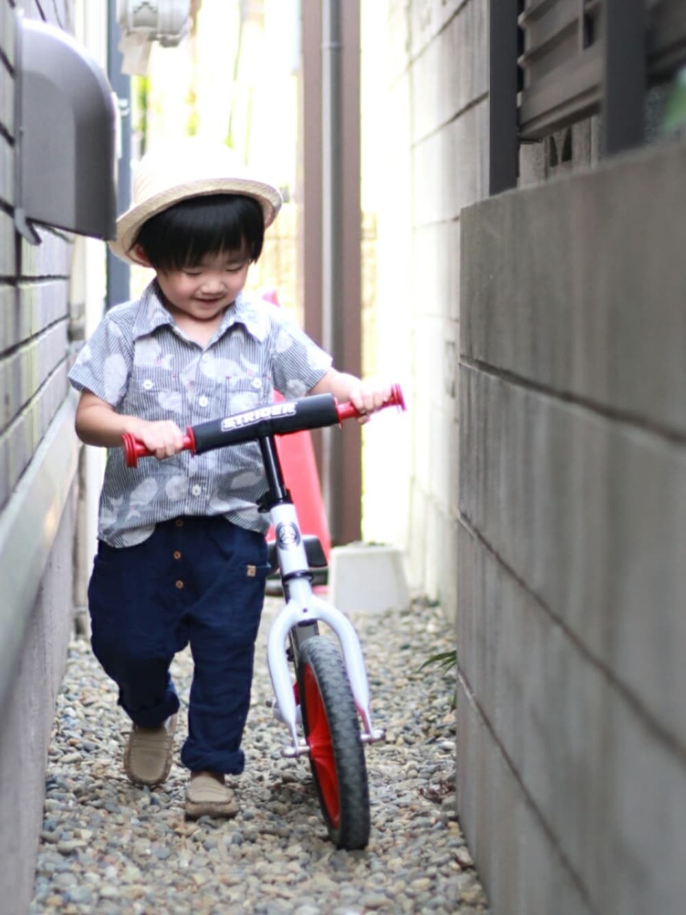 「柄シャツ、ハーレムパンツ、総柄、くじら、アニマル、ロールアップ、ローファー、麦わら帽子、夏コーデ、おしゃれさんと繋がりたい」｜「babyGAPのアイテム（ハット、ベージュ系）」を使った、*そうまりこ*さん（キッズ・90cm）の春コーディネートの1枚目の写真
