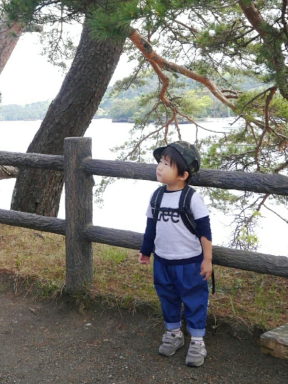 「キッズファッション、レイヤードスタイル、テーパードパンツ、ラインソックス、New Balance、旅行コーデ、Tシャツ、おしゃれさんと繋がりたい、男の子、カモフラキャップ」｜「しまむらのアイテム（キャップ、グリーン系）」を使った、*そうまりこ*さん（キッズ・90cm）の春コーディネートの1枚目の写真