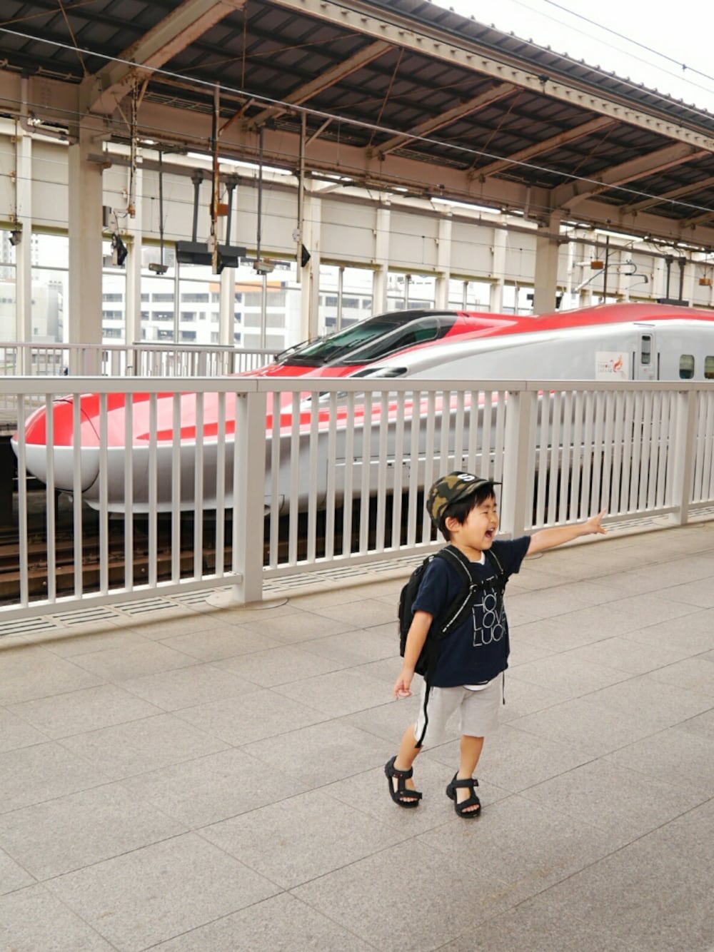 「旅行コーデ、雨の日コーデ、ハーフパンツ、LEE、スポーツサンダル、FITH、ロゴT、バックパック、カモフラキャップ、新幹線」｜「しまむらのアイテム（キャップ、グリーン系）」を使った、*そうまりこ*さん（キッズ・90cm）の春コーディネートの1枚目の写真