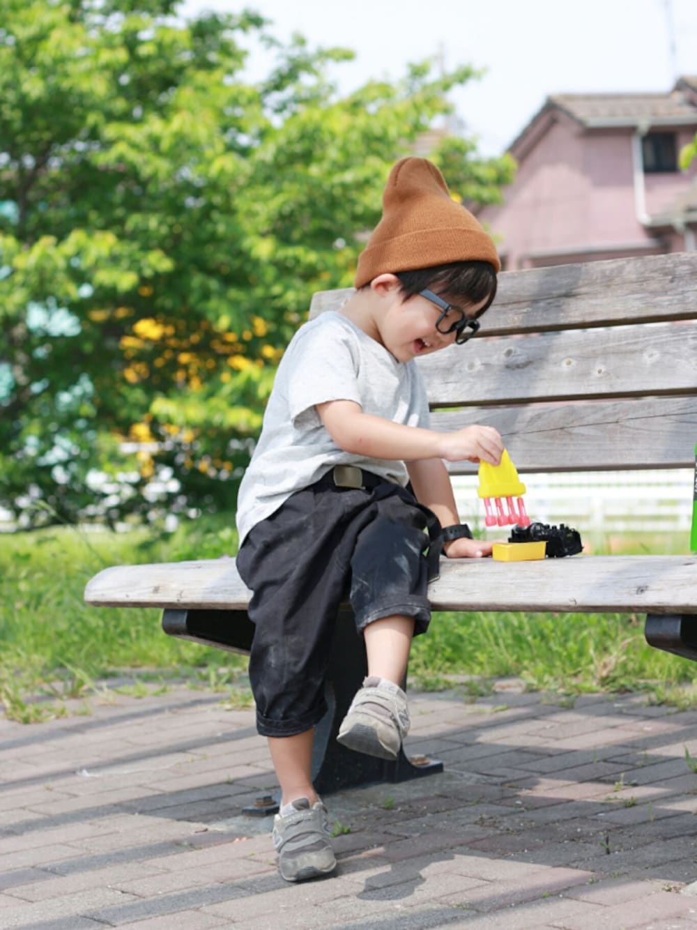 グレー系のTシャツ/カットソー、ブラック系のその他パンツ、グレー系のスニーカーを着用したキッズの春コーディネートの1枚目の写真