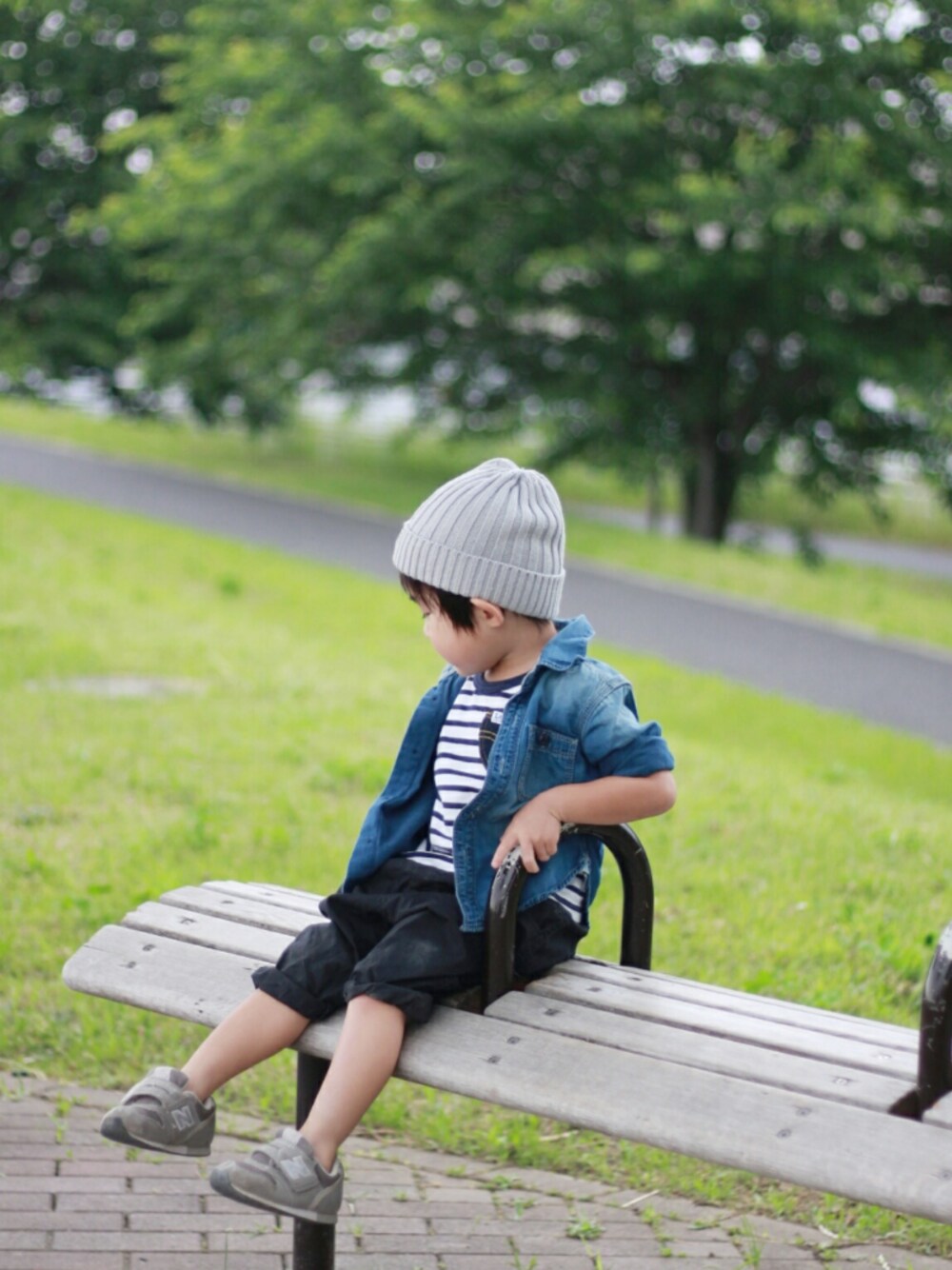 「ボーダー、LEE、Lee kids、足首LOOK、サルエルパンツ、ハーフパンツ、デニムシャツ、スニーカー、ニット帽、ショルダーバッグ」｜「しまむらのアイテム（ニットキャップ/ビーニー、グレー系）」を使った、*そうまりこ*さん（キッズ・90cm）の春コーディネートの1枚目の写真