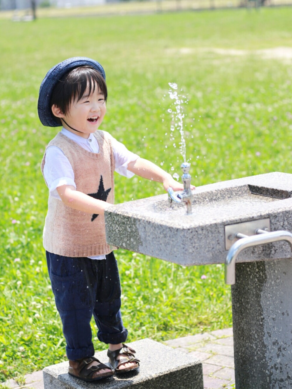 「夏コーデ、カンカン帽、DAISO、ベスト、ベスト×シャツ、ノーカラーシャツ、バンドカラー、ハーレムパンツ、サルエルパンツ、コンフォートサンダル」｜「DAISOのアイテム（メガネ、ブラック系）」を使った、*そうまりこ*さん（キッズ・90cm）の夏コーディネートの1枚目の写真