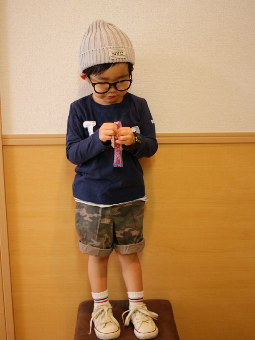 ブルー系のTシャツ/カットソー、ホワイト系のタンクトップ、グリーン系のその他パンツを着用したキッズの夏コーディネートの1枚目の写真