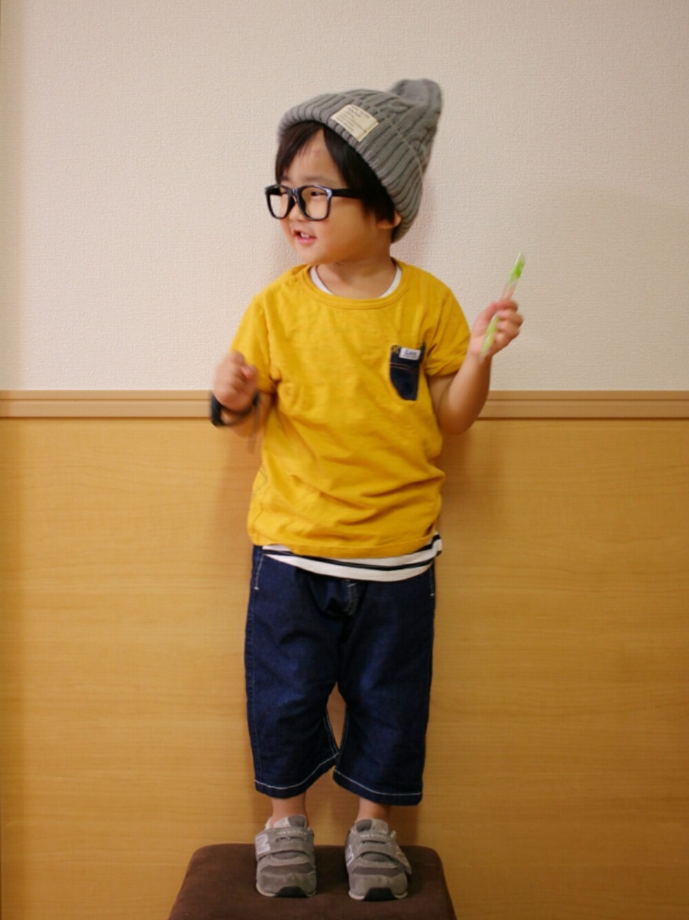 イエロー系のTシャツ/カットソー、グレー系のスニーカー、ブルー系のその他パンツを着用したキッズの夏コーディネートの1枚目の写真