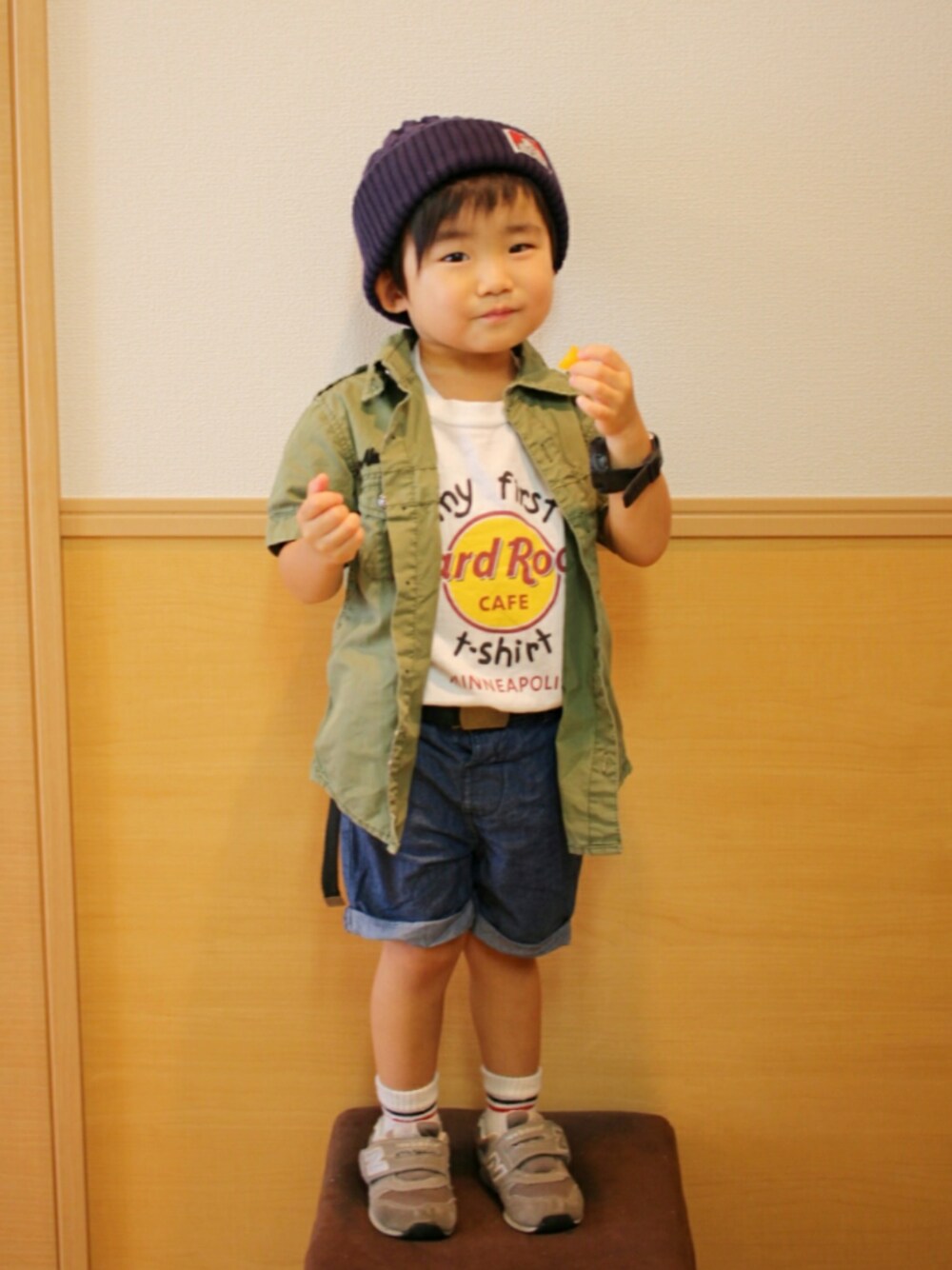 グリーン系のシャツ/ブラウス、ホワイト系のTシャツ/カットソー、ブルー系のパンツを着用したキッズの夏コーディネートの1枚目の写真