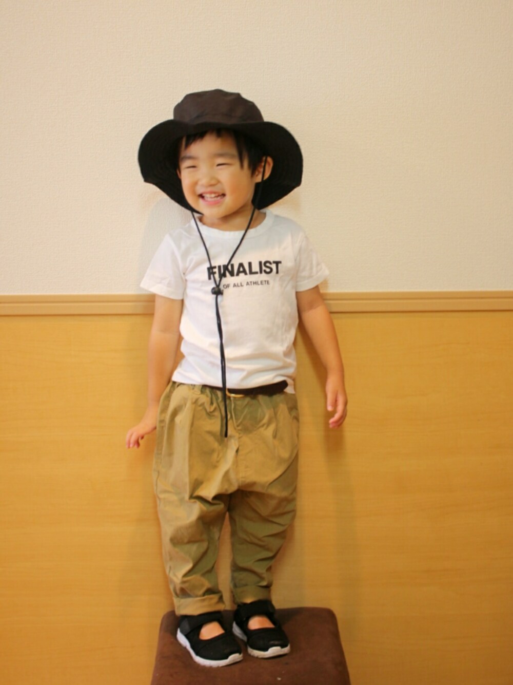 ホワイト系のTシャツ/カットソー、ベージュ系のその他パンツ、ブラック系のスニーカーを着用したキッズの夏コーディネートの1枚目の写真