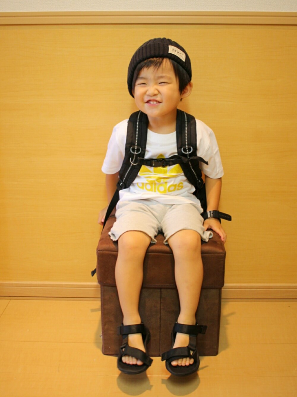 その他のTシャツ/カットソー、ブラック系のバックパック/リュック、グレー系のその他パンツを着用したキッズの夏コーディネートの1枚目の写真