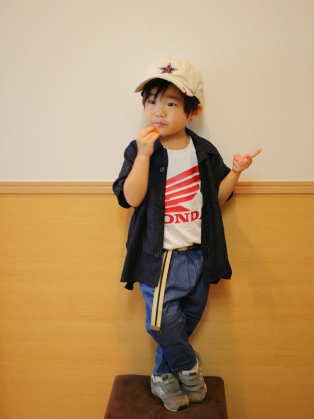 ホワイト系のTシャツ/カットソー、ブルー系のシャツ/ブラウス、ブルー系のその他パンツを着用したキッズの夏コーディネートの1枚目の写真