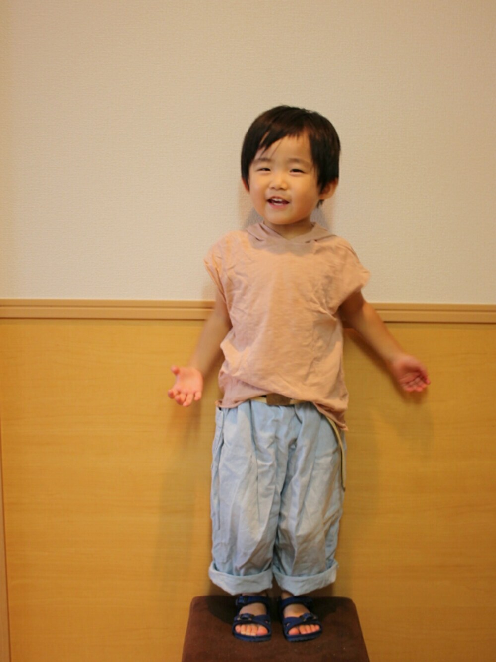 ピンク系のTシャツ/カットソー、ブルー系のデニムパンツ、ブルー系のサンダルを着用したキッズの夏コーディネートの1枚目の写真