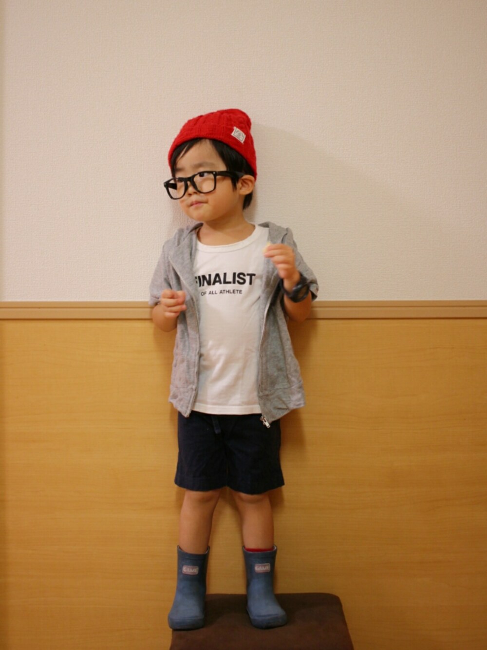 ホワイト系のTシャツ/カットソー、グレー系のパーカー、ブルー系のパンツを着用したキッズの夏コーディネートの1枚目の写真