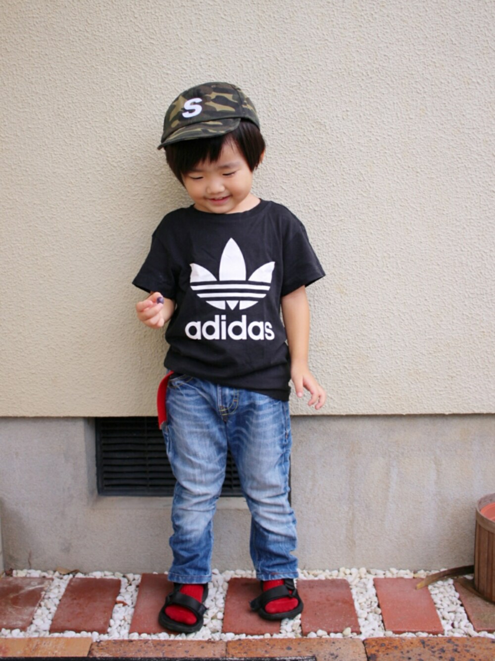 「4ヶ月着回しチャレンジ中、ストレートデニム、adidas、adidasTシャツ、ボーイフレンドデニム、ボーイズデニム、カモフラキャップ、赤差し色、スポーツサンダル、ガチャベルト」｜「しまむらのアイテム（キャップ、グリーン系）」を使った、*そうまりこ*さん（キッズ・90cm）の夏コーディネートの1枚目の写真