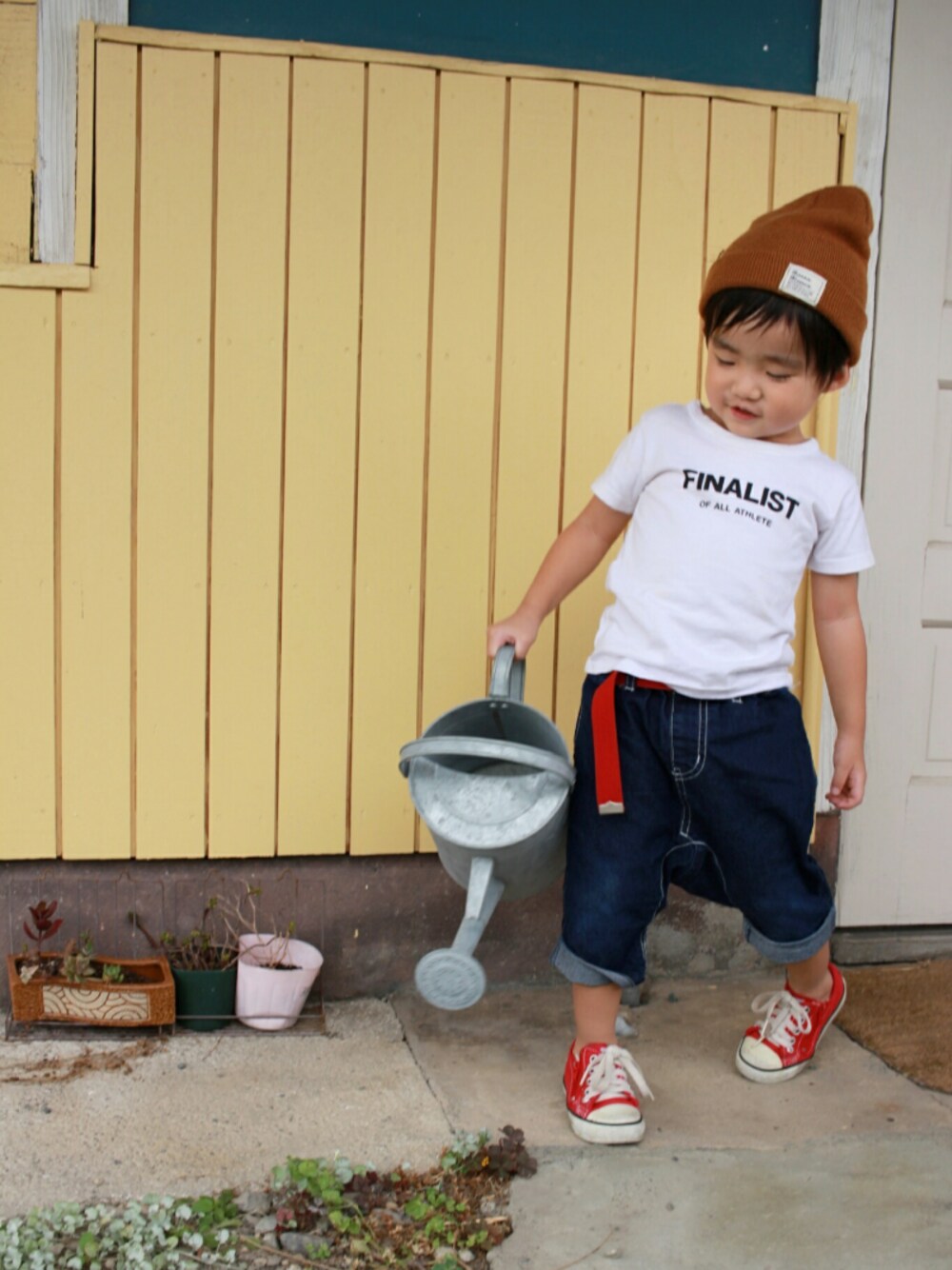 「4ヶ月着回しチャレンジ中、サルエルデニム、インディゴデニム、ロゴT、白Tシャツ、キャメル、ニット帽、赤コンバース、converse、ガチャベルト」｜「DAISOのアイテム（ニットキャップ/ビーニー、ブラウン系）」を使った、*そうまりこ*さん（キッズ・90cm）の夏コーディネートの1枚目の写真