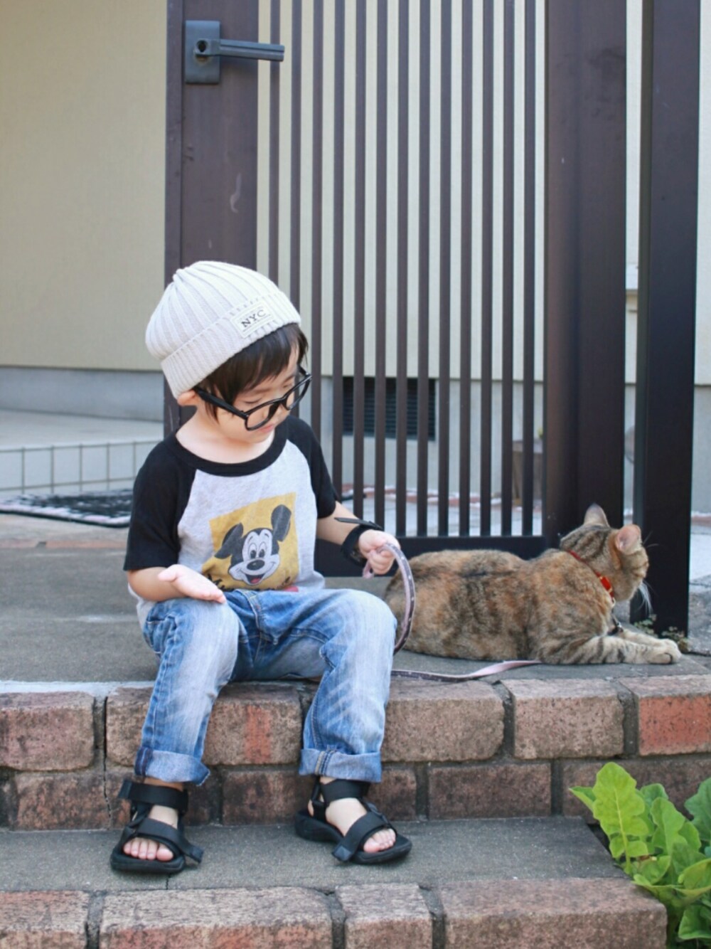 「4ヶ月着回しチャレンジ中、ミッキー、レトロミッキー、ラグランTシャツ、デニムパンツ、スポサン、ニット帽、腕時計、めがね、3歳」｜「しまむらのアイテム（ニットキャップ/ビーニー、グレー系）」を使った、*そうまりこ*さん（キッズ・90cm）の夏コーディネートの1枚目の写真