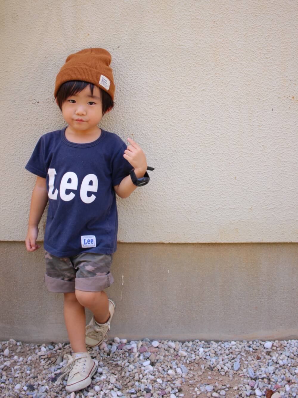 「4ヶ月着回しチャレンジ中、LEE、LeeTシャツ、カモフラパンツ、ハーフパンツ、converse、キャメル、ユニクロ、足首LOOK、おしゃれさんと繋がりたい」｜「DAISOのアイテム（ニットキャップ/ビーニー、ブラウン系）」を使った、*そうまりこ*さん（キッズ・90cm）の夏コーディネートの1枚目の写真
