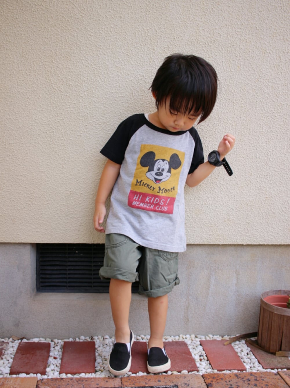「4ヶ月着回しチャレンジ中、ハーフパンツ、短パン、ラグランTシャツ、ミッキーT、レトロミッキー、スリッポン、レイヤードスタイル、ヒラキ、ユニクロ」｜「UNIQLOのアイテム（Tシャツ/カットソー、グレー系）」を使った、*そうまりこ*さん（キッズ・90cm）の夏コーディネートの1枚目の写真