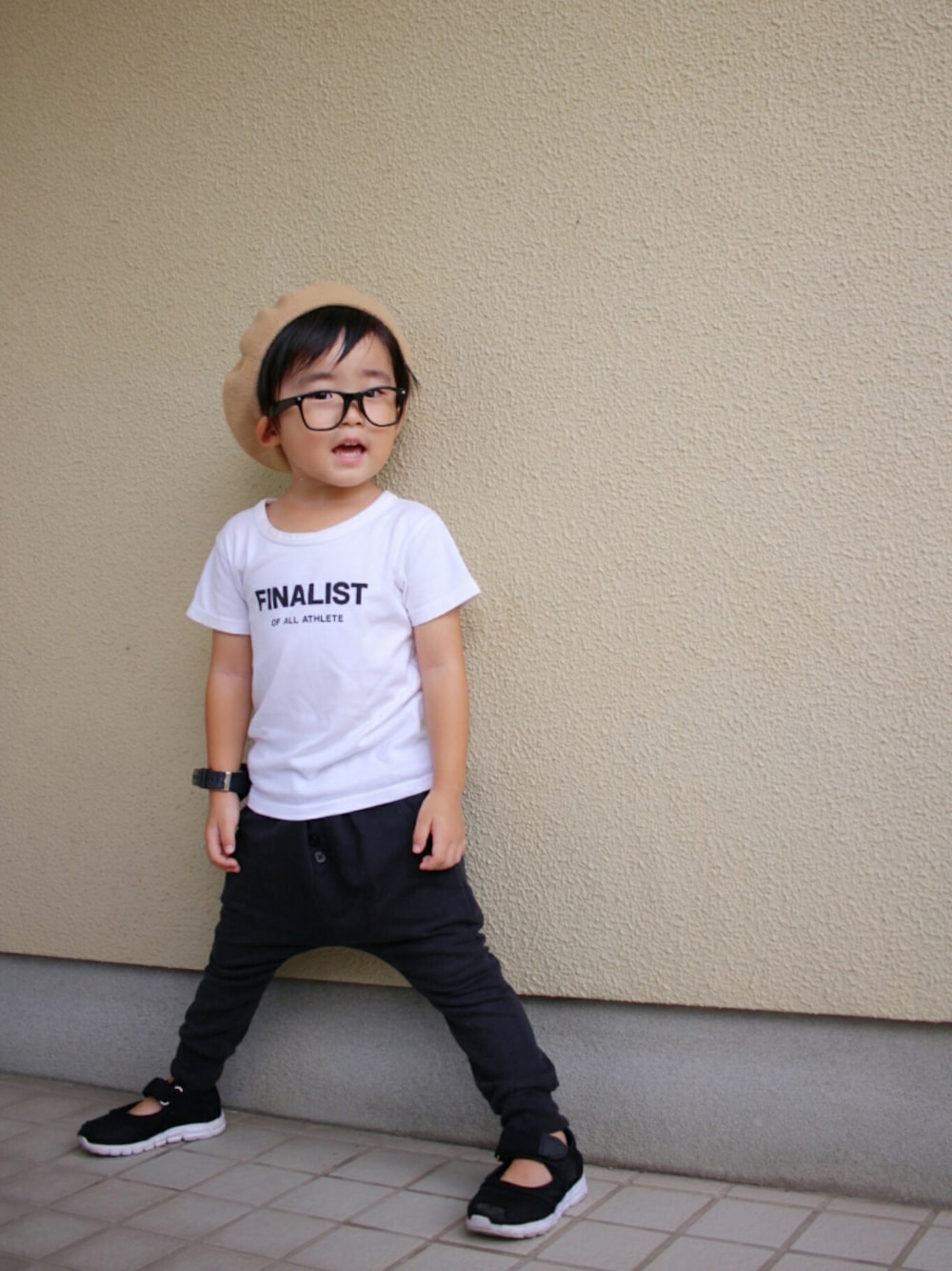 ホワイト系のTシャツ/カットソー、ブラック系のパンツ、ブラック系のスニーカーを着用したキッズの秋コーディネートの1枚目の写真