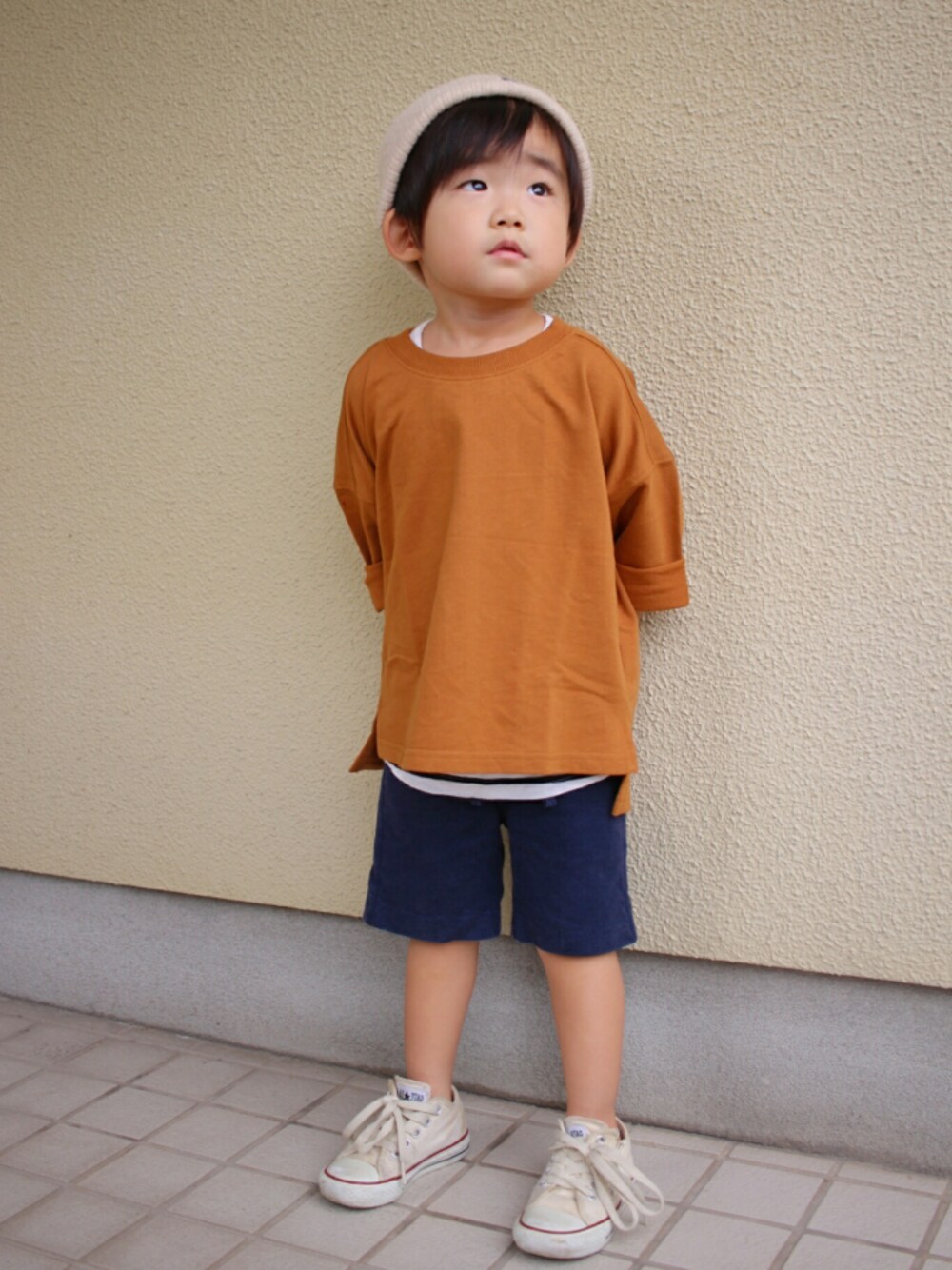 「4ヶ月着回しチャレンジ中、秋服準備はじめました、買い足し、七分袖、長袖×短パン、キャメル、ボーダー、レイヤードスタイル、devirock、converse」｜「DAISOのアイテム（ニットキャップ/ビーニー、ベージュ系）」を使った、*そうまりこ*さん（キッズ・90cm）の秋コーディネートの1枚目の写真
