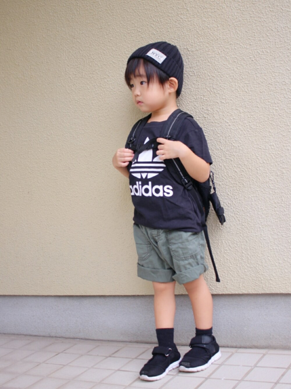 「4ヶ月着回しチャレンジ中、アディダスオリジナルス、adidas、ハーフパンツ、ブランシェス(BRANSHES)、ベルクロサンダル、キッズコーデ、リュック、ブラック×カーキ、ビーニー」｜「しまむらのアイテム（ニットキャップ/ビーニー、ブラック系）」を使った、*そうまりこ*さん（キッズ・90cm）の秋コーディネートの1枚目の写真