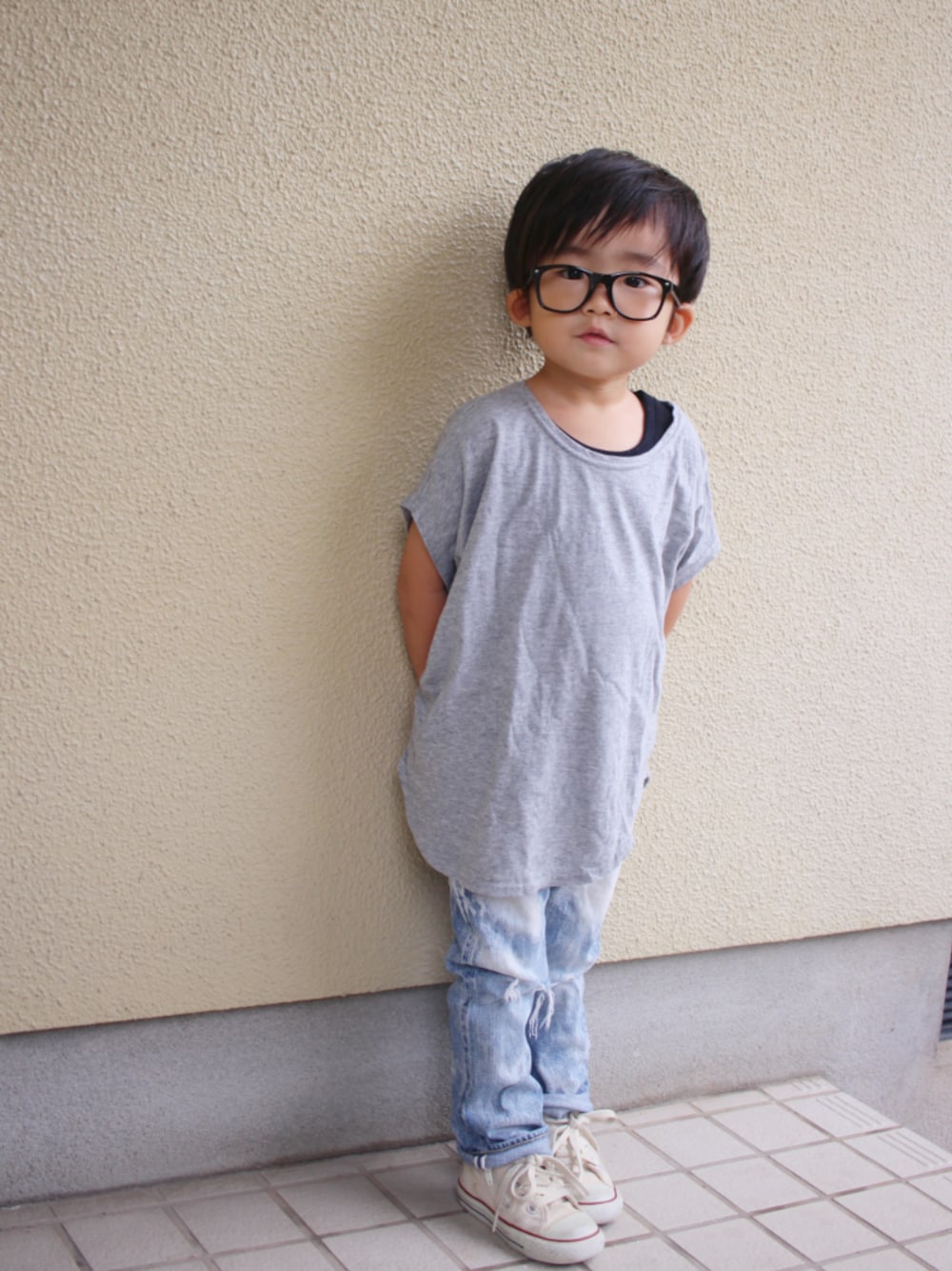 「4ヶ月着回しチャレンジ中、ドルマン、ダメージデニムパンツ、converse、白コン、ローカットスニーカー、メガネ男子、gotoHollywood、antiqua、モード」｜「GO TO HOLLYWOODのアイテム（デニムパンツ、ブルー系）」を使った、*そうまりこ*さん（キッズ・90cm）の秋コーディネートの1枚目の写真