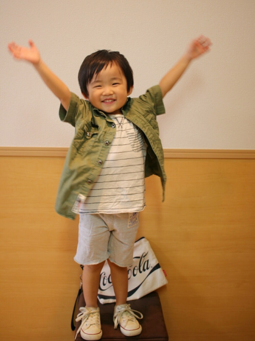 ホワイト系のクラッチバッグ、ホワイト系のタンクトップ、グリーン系のシャツ/ブラウスを着用したキッズの秋コーディネートの1枚目の写真