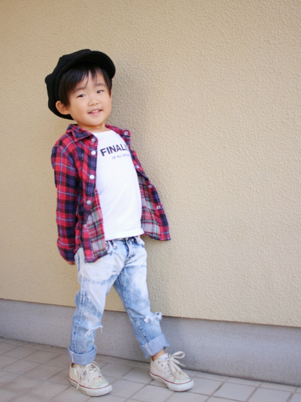 「キッズファッション、4ヶ月着回しチャレンジ中、チェックシャツ、ロゴT、ダメージデニムパンツ、converse、アメカジ、キャスケット、赤チェック、白コン」｜「MilkyWayのアイテム（キャスケット、ブラック系）」を使った、*そうまりこ*さん（キッズ・90cm）の秋コーディネートの1枚目の写真