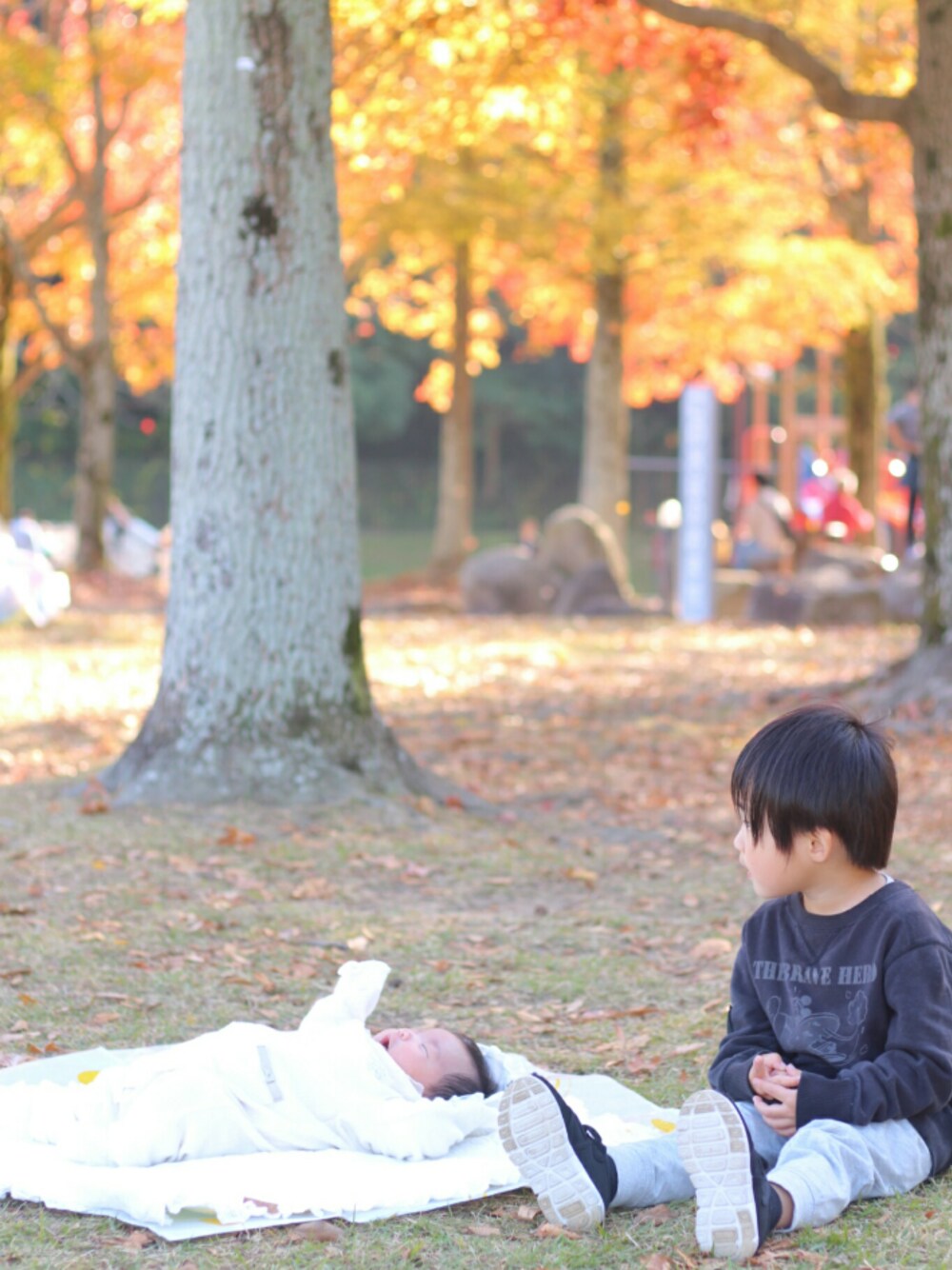 「4ヶ月着回しチャレンジ中、兄妹コーデ、オールブラック、オールホワイト、ワントーンコーデ、公園、スウェット、ロンパース、3歳、1ヶ月」｜「颯馬コーデのアイテム（スウェット、ブラック系）」を使った、*そうまりこ*さん（キッズ・90cm）の秋コーディネートの1枚目の写真
