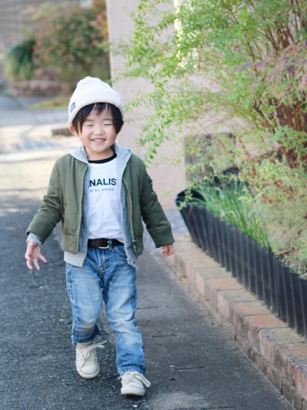 グリーン系のMA-1、グレー系のパーカー、ホワイト系のTシャツ/カットソーを着用したキッズの冬コーディネートの1枚目の写真