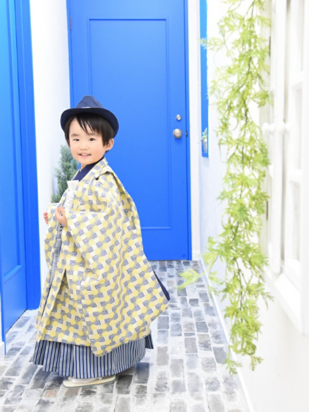 「七五三、七五三３歳、袴、和装、兄妹、男の子、3歳、女の子、２ヶ月、スタジオ撮影」｜「スタジオ衣装のアイテム（福袋/福箱、イエロー系）」を使った、*そうまりこ*さん（キッズ・90cm）の冬コーディネートの1枚目の写真