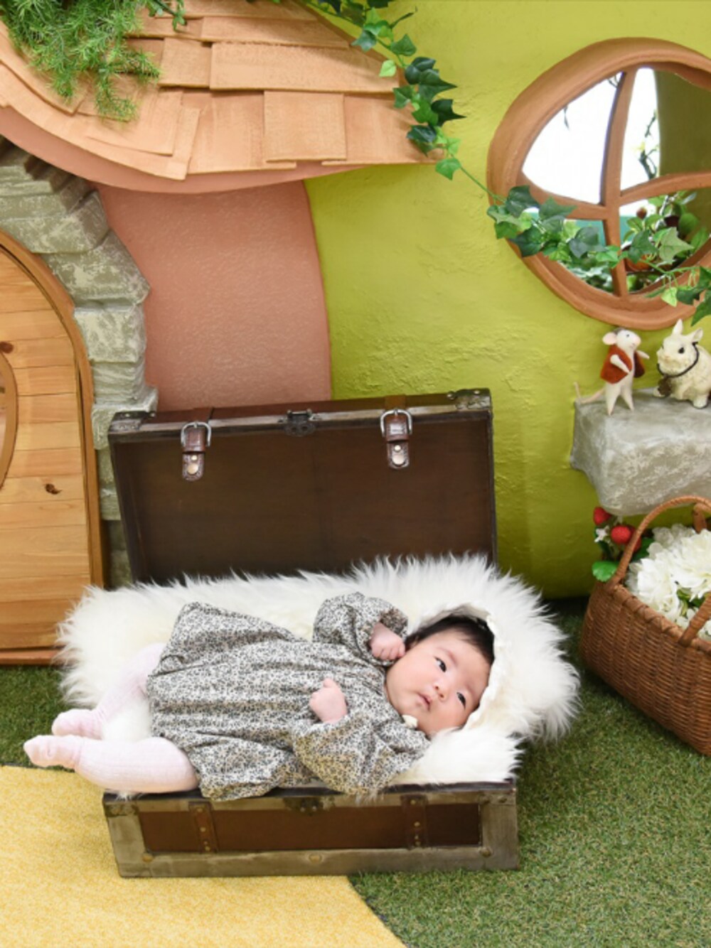 「ロンパース、Monbebe、韓国子供服、リーフ柄、タイツ、ボンネット、赤ちゃん、ベビーコーデ、おんなのこ、おしゃれさんと繋がりたい」｜「韓国子供服のアイテム（帽子、ホワイト系）」を使った、*そうまりこ*さん（キッズ・90cm）の冬コーディネートの1枚目の写真