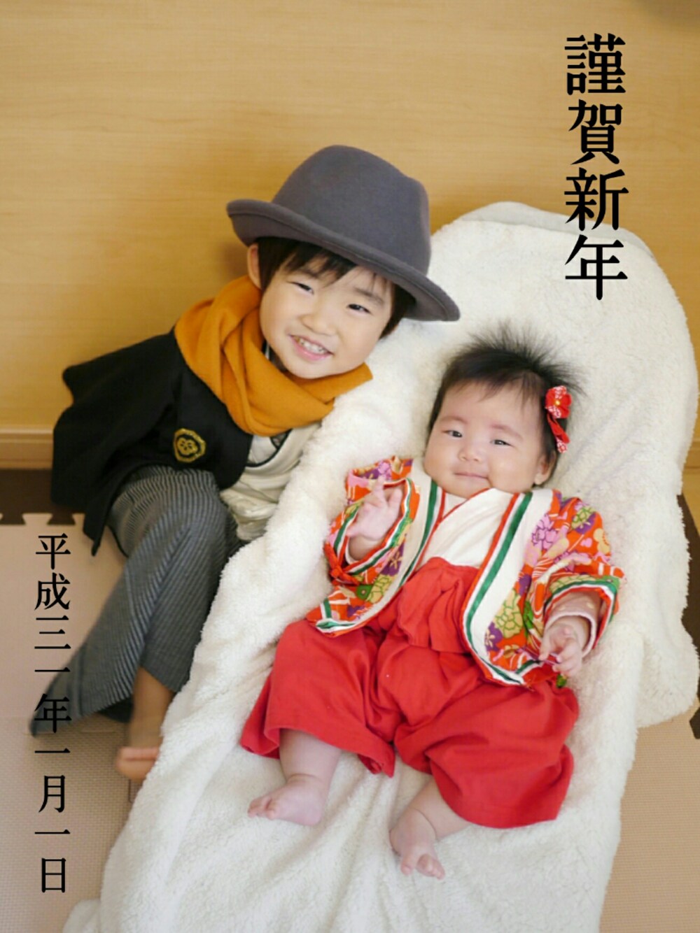 「あけましておめでとうございます！、今年もよろしくお願いします、着物、きもの、お正月、おめかしコーデ、和装、袴、ロンパース、マフラー」｜「b・ROOMの中折れハット（ハット、グレー系）」を使った、*そうまりこ*さん（キッズ・90cm）の冬コーディネートの1枚目の写真
