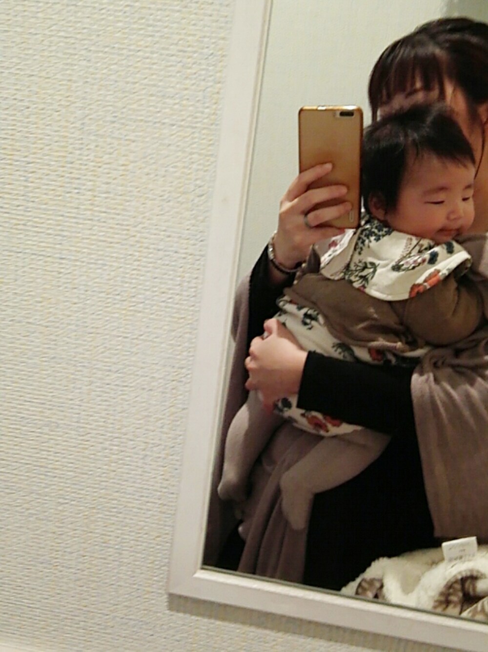 「親子コーデ、ベビーコーデ、韓国子供服、ロンパース、ボンネット、タイツ、スウェット、カーディガン、bonpoint、next」｜「韓国子供服のアイテム（ロンパース、ベージュ系）」を使った、*そうまりこ*さん（キッズ・90cm）の冬コーディネートの1枚目の写真