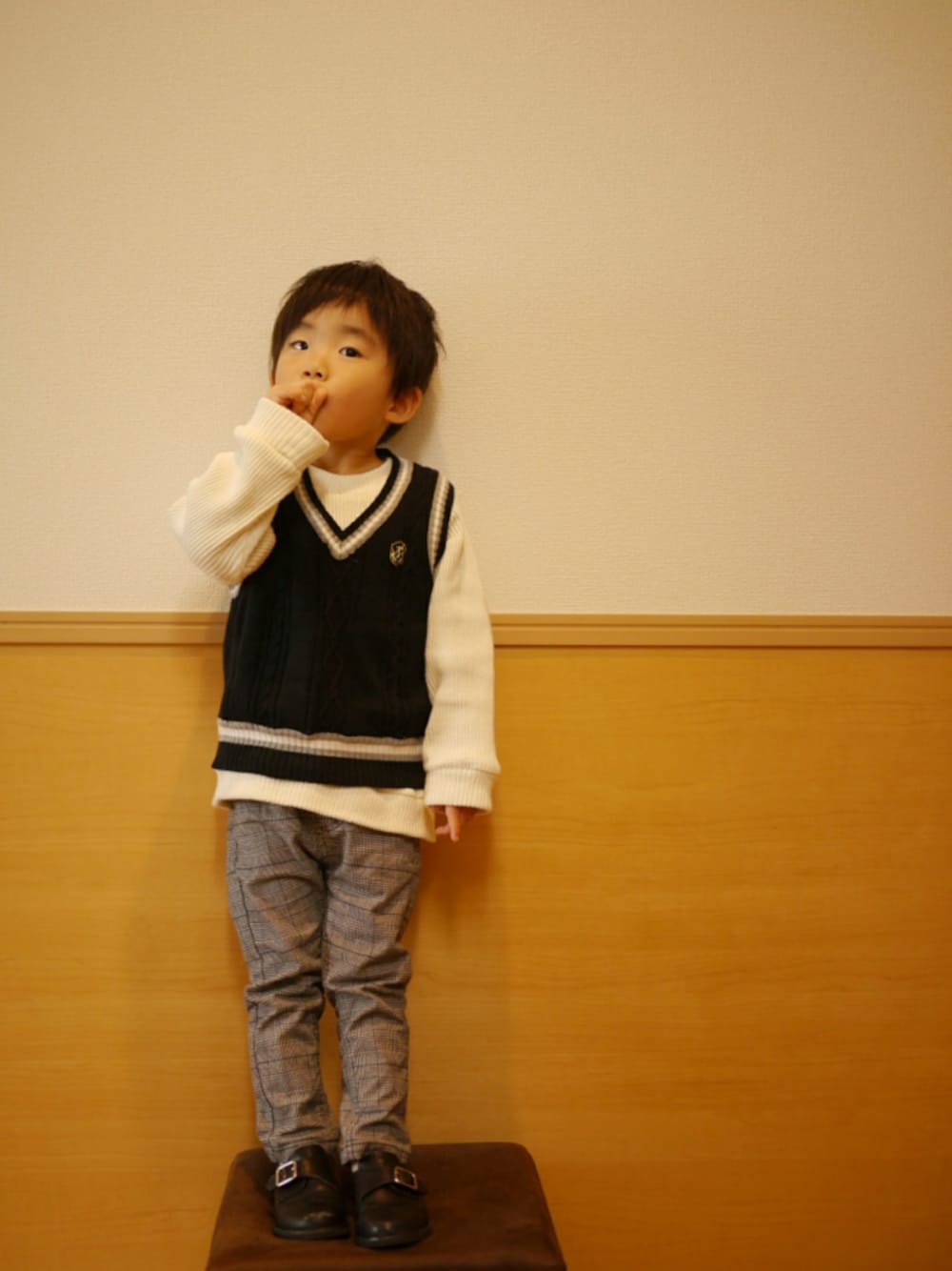 「幼稚園面接、おめかしコーデ、リブスウェット、ベスト、チェック、キッズコーデ、グレンチェック、ドレスシューズ、ローファー、男の子コーデ」｜「Ocean&GroundのRIB SWEAT (80～140cm)（スウェット、ホワイト系）」を使った、*そうまりこ*さん（キッズ・90cm）の冬コーディネートの1枚目の写真