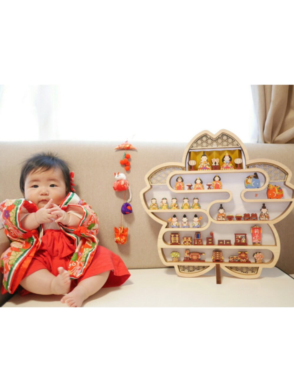 「ひな祭り、休日スタイル、女の子コーデ、おしゃれさんと繋がりたい、kidsfashion、ロンパース、和装、着物、ちりめん髪飾り、ハンドメイド」｜「Handmadeのアイテム（ヘアピン、レッド系）」を使った、*そうまりこ*さん（キッズ・90cm）の春コーディネートの1枚目の写真